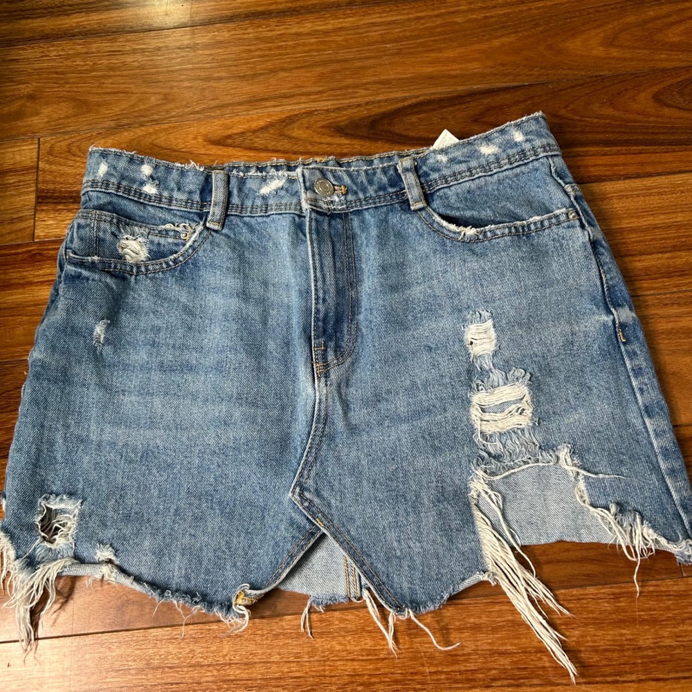 Zara Trafaluc super Distressed Denim Mini Skirt Light Wash Raw Hem Womens Medium